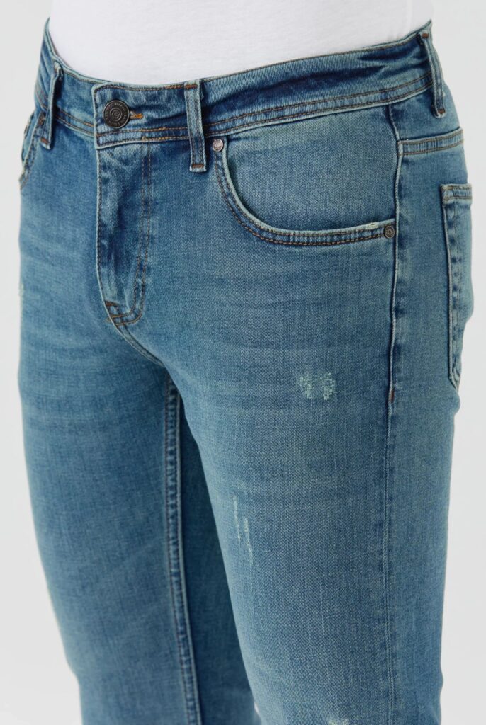 Kalman : Jeans Regular Fit en Denim avec des détails de déchirure - 17